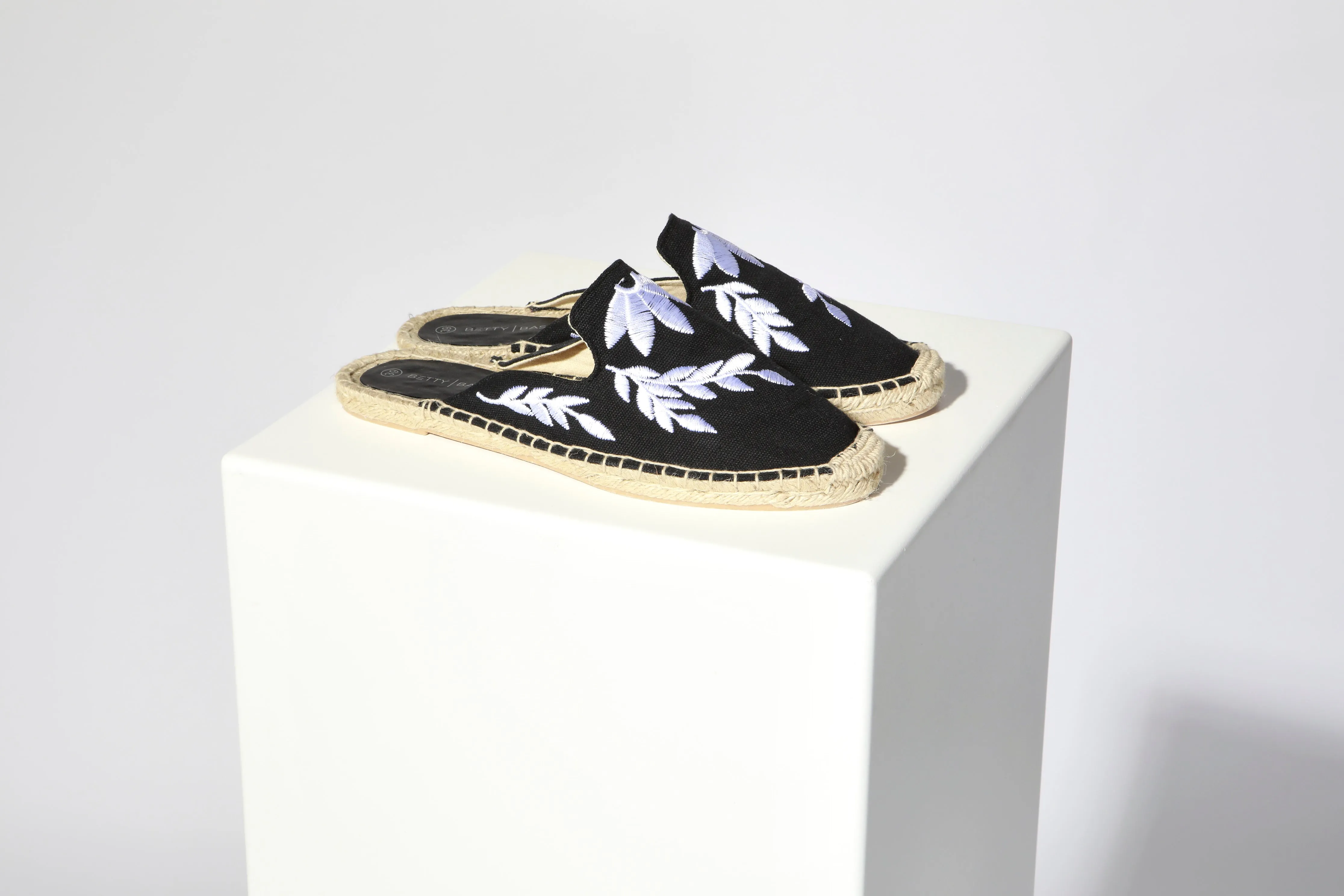 BETTY BASICS - FIESTA CANVAS MULE - BLACK