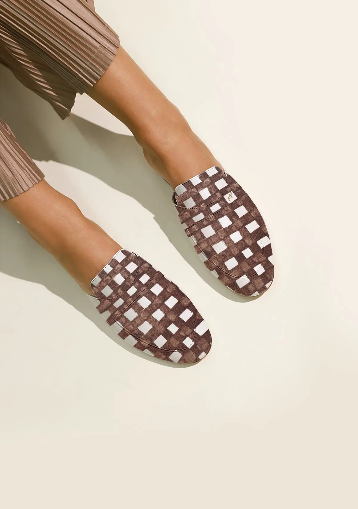 Chocolate Grid White Mule