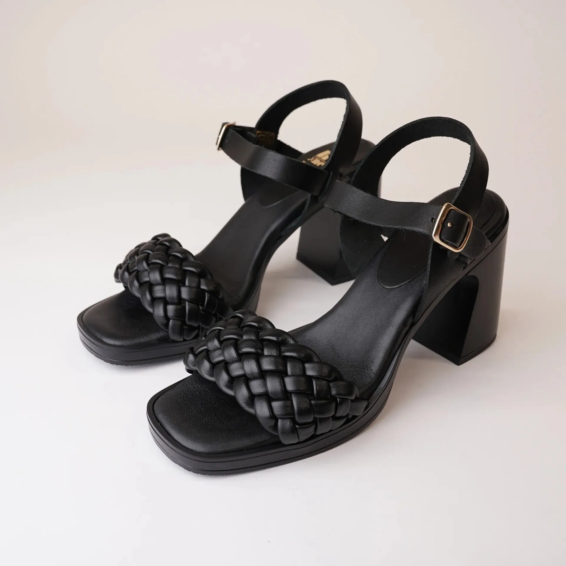 Neo Vela Black Leather Heel 1001