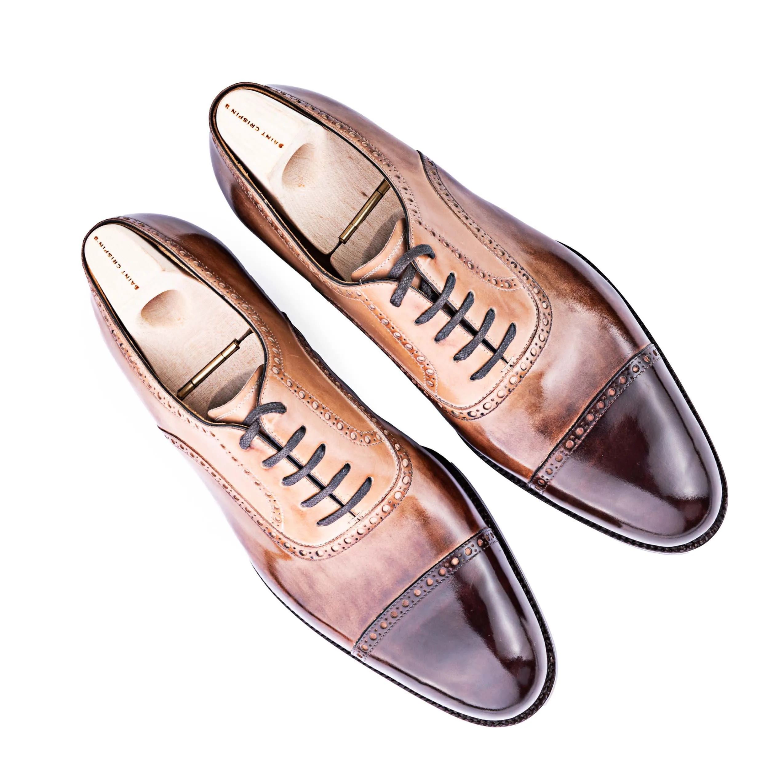 Oxford with brogueing on the straight toe cap, counter and top line
