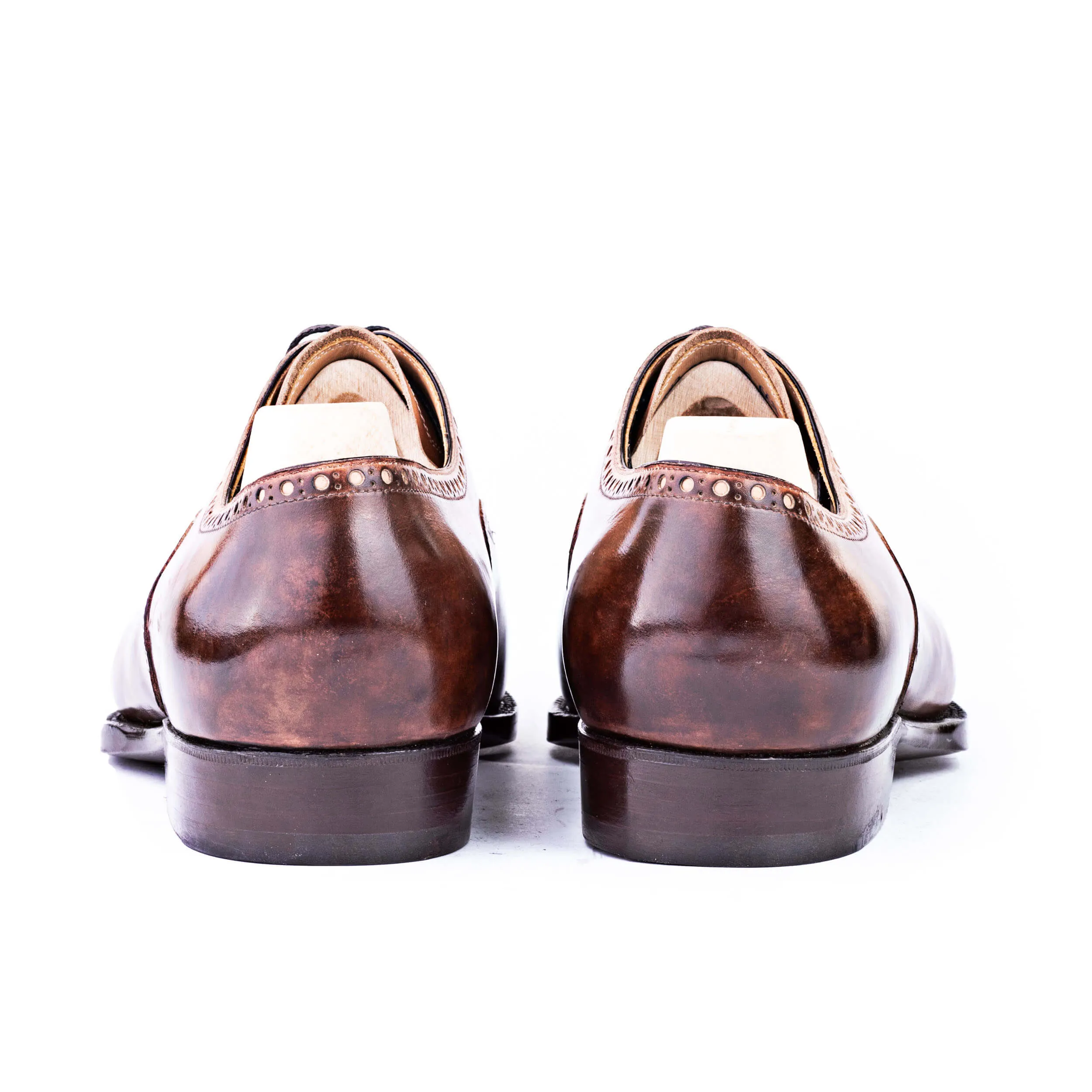 Oxford with brogueing on the straight toe cap, counter and top line